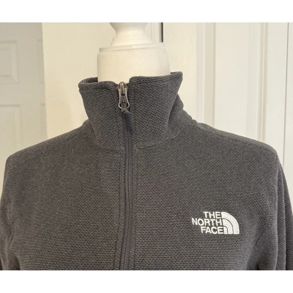The North Face Men's 1/4 Zip Pullover, long sleeves with fleece lining Size SP